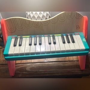 Kids piano with tags